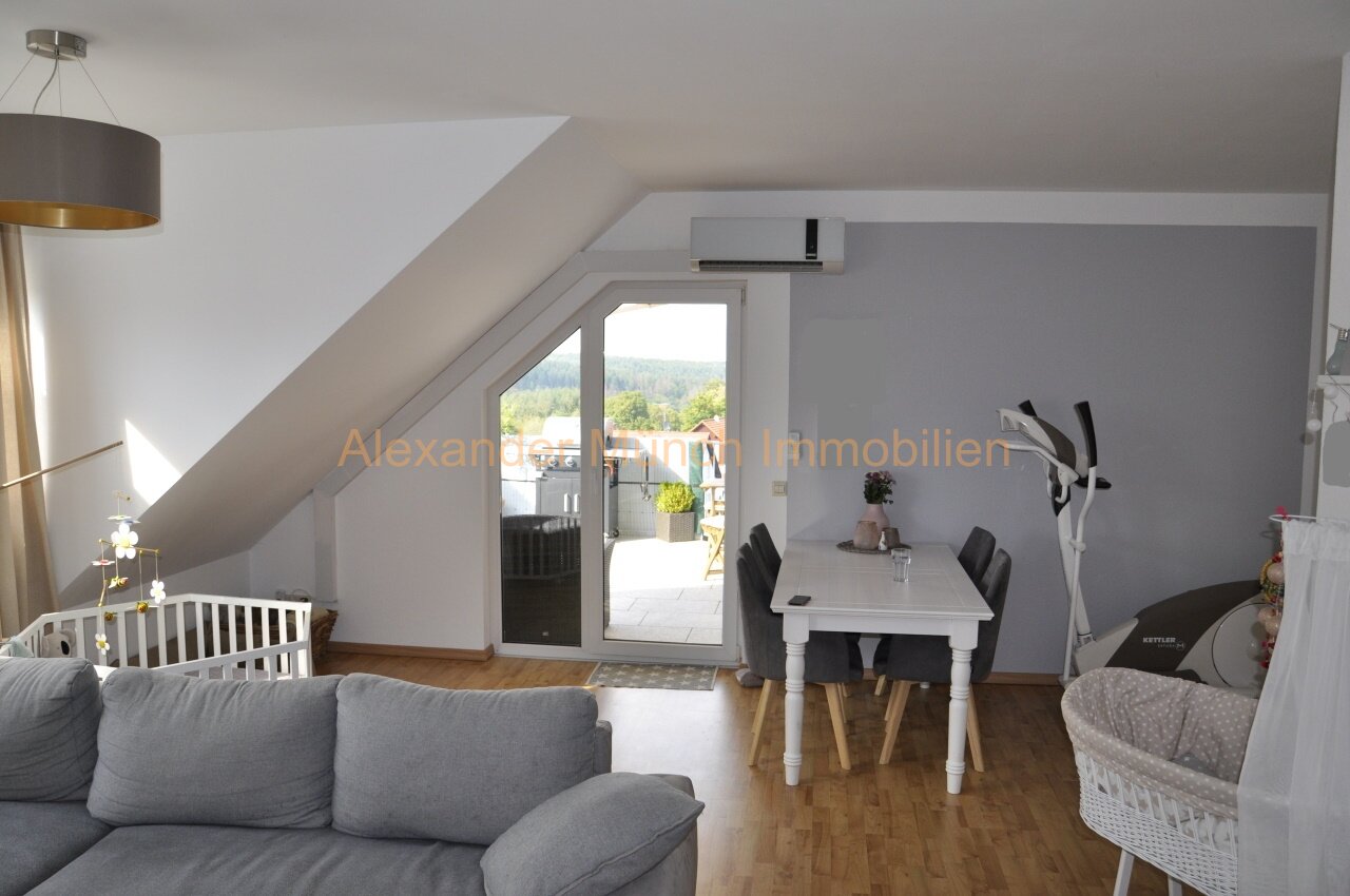 Vermietet - Moderne 3-Zimmer-Dachgeschosswohnung mit Einbauküche + Garage in Kernlage von Görsroth!