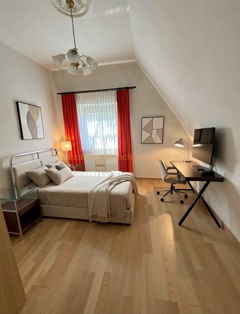 Großzügiges 8-Zimmer-Einfamilienhaus mit Lagegrundstück in Idstein-Stadt!