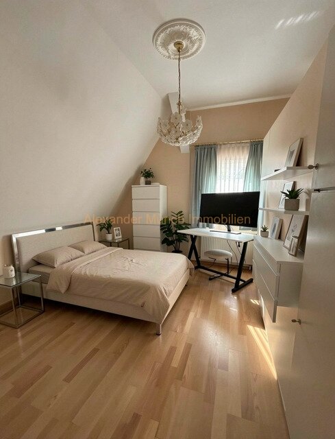 Großzügiges 8-Zimmer-Einfamilienhaus mit Lagegrundstück in Idstein-Stadt!