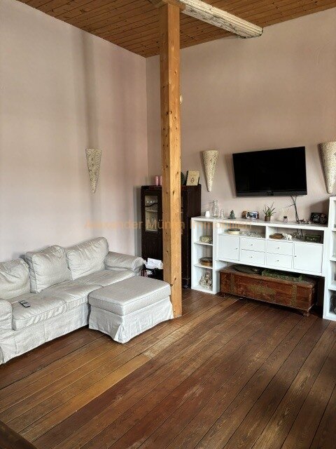 Niedernhausen-Vermietetes Dreifamilienhaus mit ausbaufähiger Scheune in Königshofener Kernlage!