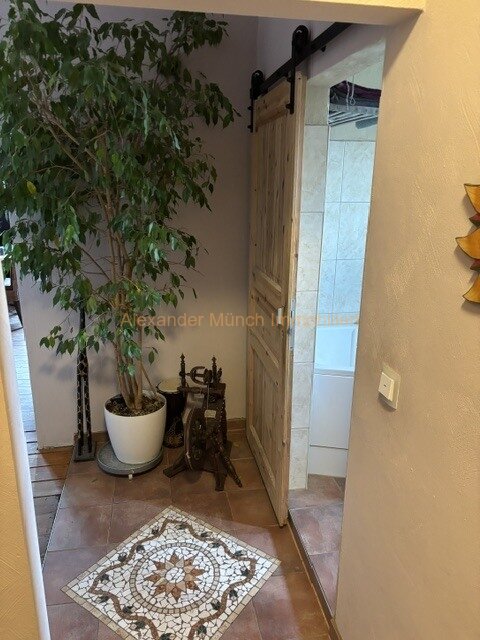 Niedernhausen-Vermietetes Dreifamilienhaus mit ausbaufähiger Scheune in Königshofener Kernlage!