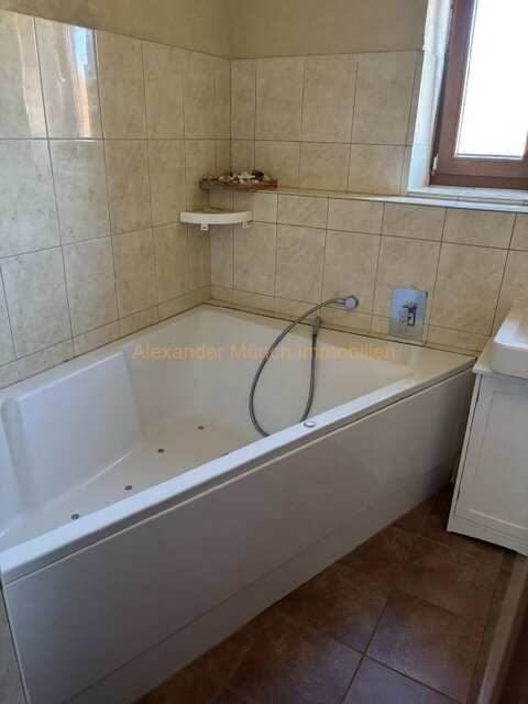 Niedernhausen-Vermietetes Dreifamilienhaus mit ausbaufähiger Scheune in Königshofener Kernlage!