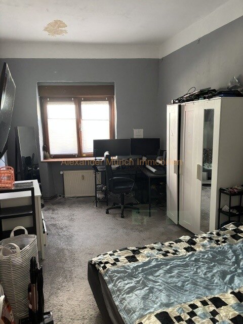 Niedernhausen-Vermietetes Dreifamilienhaus mit ausbaufähiger Scheune in Königshofener Kernlage!