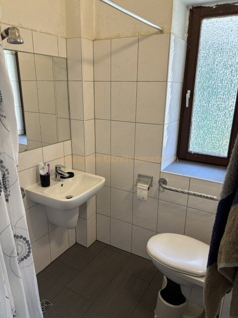 Niedernhausen-Vermietetes Dreifamilienhaus mit ausbaufähiger Scheune in Königshofener Kernlage!