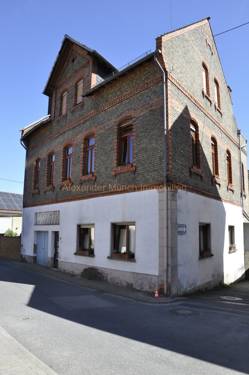 Niedernhausen-Vermietetes Dreifamilienhaus mit ausbaufähiger Scheune in Königshofener Kernlage!