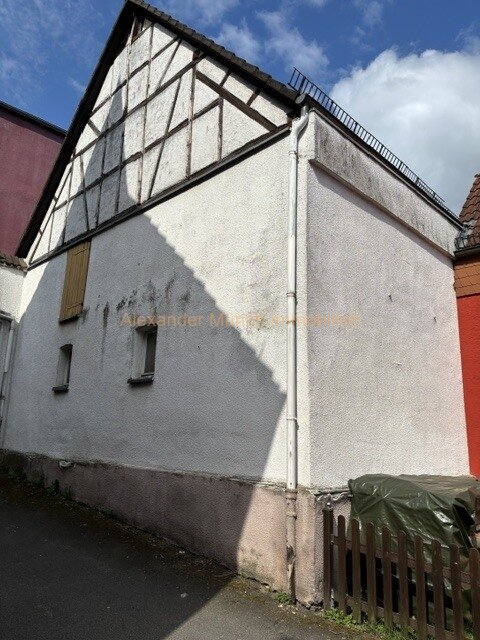 Niedernhausen-Vermietetes Dreifamilienhaus mit ausbaufähiger Scheune in Königshofener Kernlage!