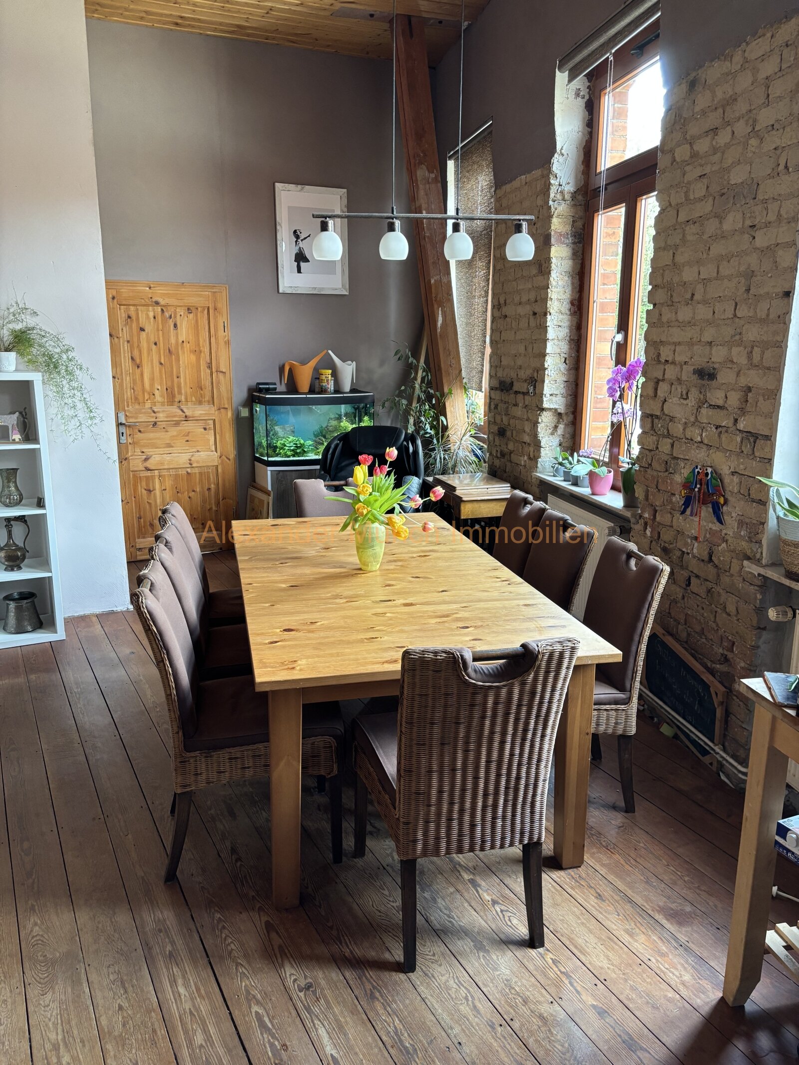 Niedernhausen-Vermietetes Dreifamilienhaus mit ausbaufähiger Scheune in Königshofener Kernlage!